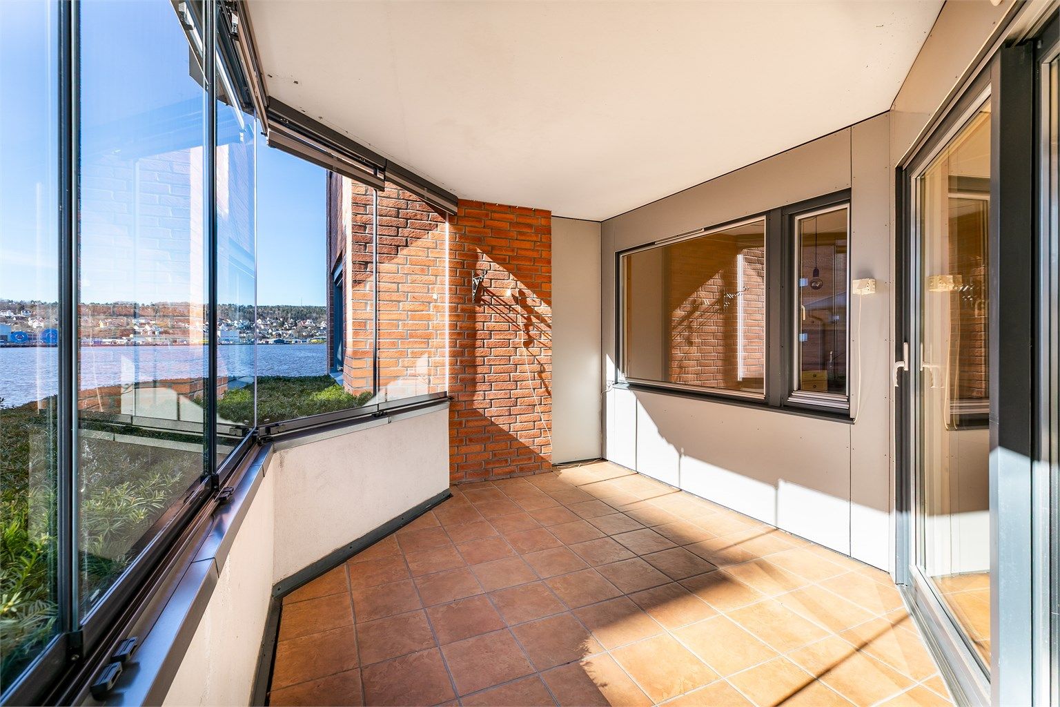 Leiligheten har en lett tilgjengelig plassering i første etasje, med en romslig veranda orientert i sørvestlig retning. Fotograf; Børge Oppegård.