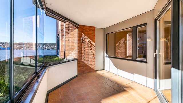 Leiligheten har en lett tilgjengelig plassering i første etasje, med en romslig veranda orientert i sørvestlig retning. Fotograf; Børge Oppegård.