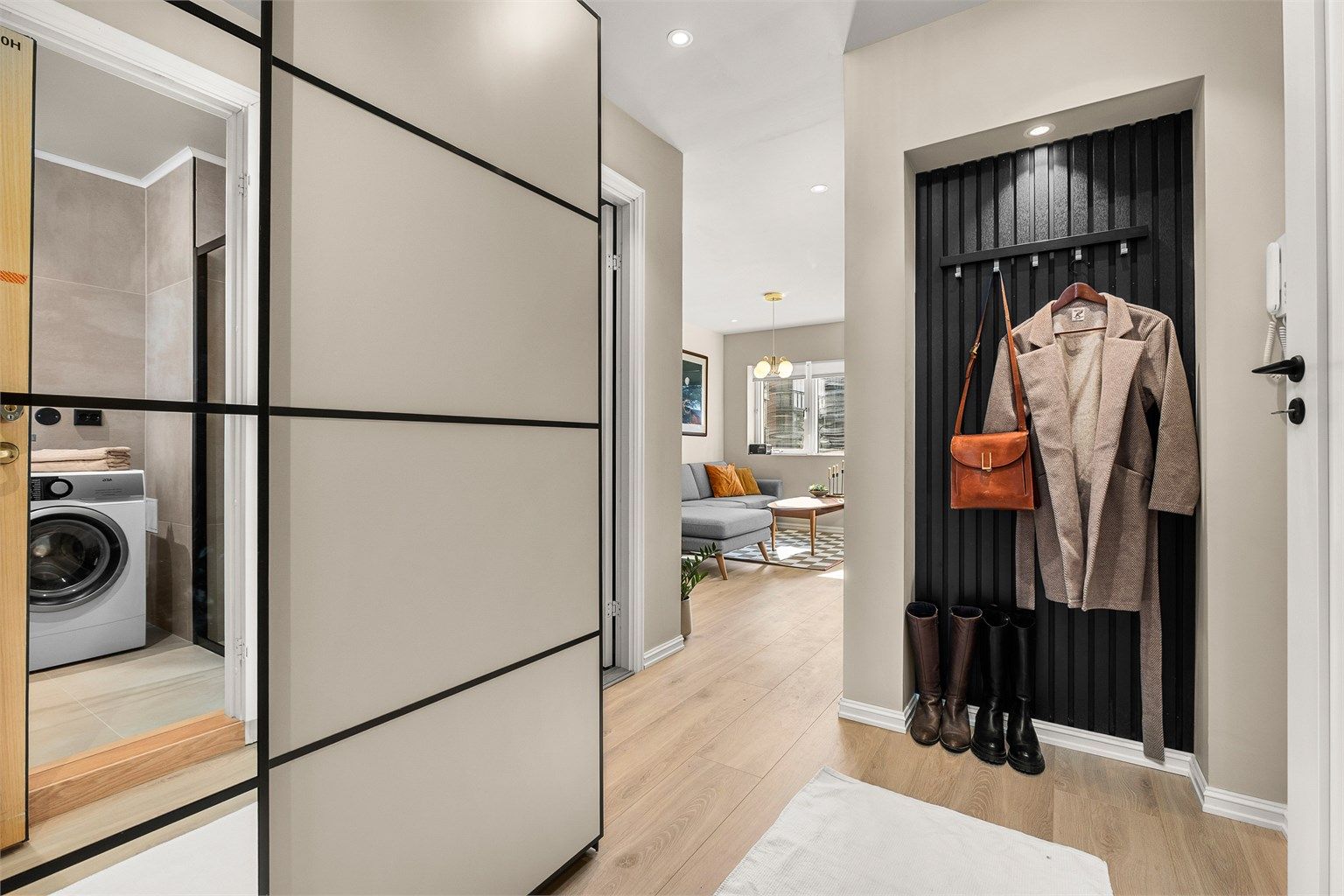 Romlig entré på 5,6 kvm med god plass til oppbevaring av yttertøy og sko. I tillegg disponerer leiligheten to boder på til sammen 10 kvm, en i kjeller og en i loftsetasjen.