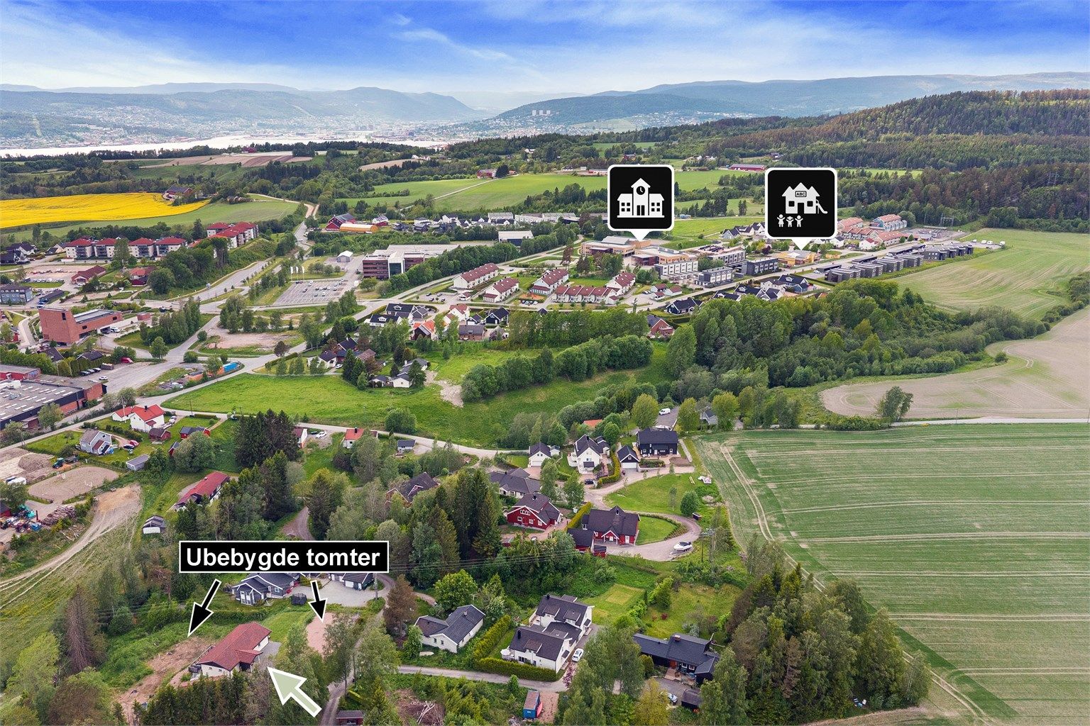 Det er 2 ubebygde tomter ved eiendommen - Se salgsoppgave for mer detaljer 