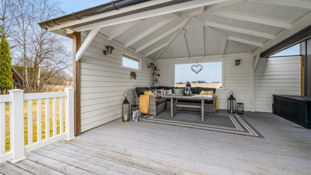 Delvis overbygget terrasse som gjør til en hyggelig plass å sitte langt ut på året.