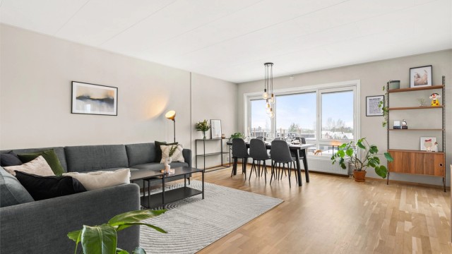 Velkommen til en lys og gjennomgående 4-roms topp-/endeleilighet med en åpen og sosial planløsning.