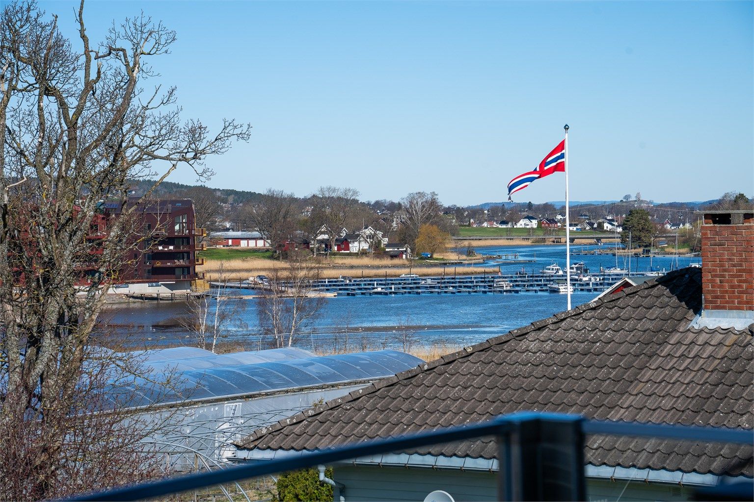 Fra eiendommen er det kort vei til sjø, småbåhavn og hyggelig utsyn mot Slottsfjellet
