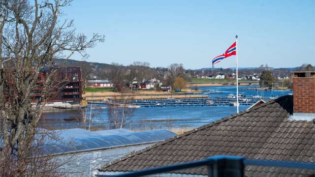 Fra eiendommen er det kort vei til sjø, småbåhavn og hyggelig utsyn mot Slottsfjellet