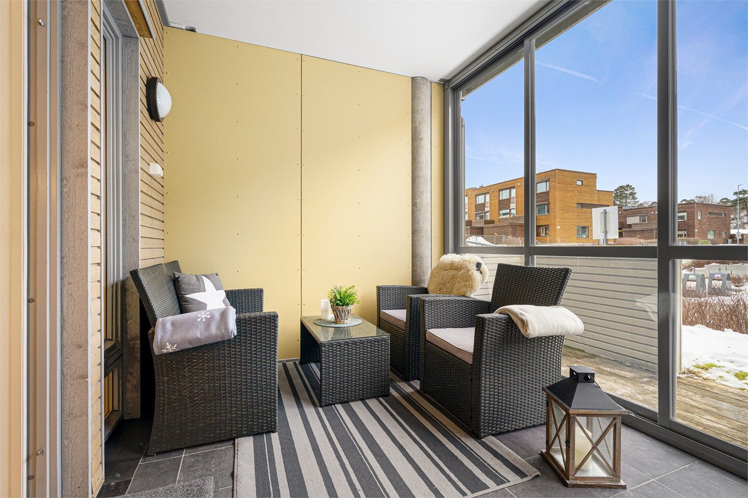 Nærområdet har flere butikker, restauranter og andre servicefunksjoner du vil sette pris på. På Grilstad får du også kort vei til sentrumskjernen av Trondheim med alle fasiliteter det medfølger. 