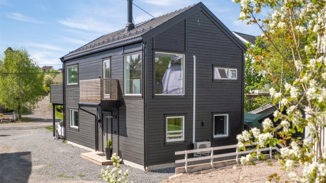 Marcus Thranes vei 32A er en nydelig enebolig fra 2021, idyllisk plassert i et fredelig og veletablert boligområde med kort vei til skoler, barnehager, tog og Langvannet.