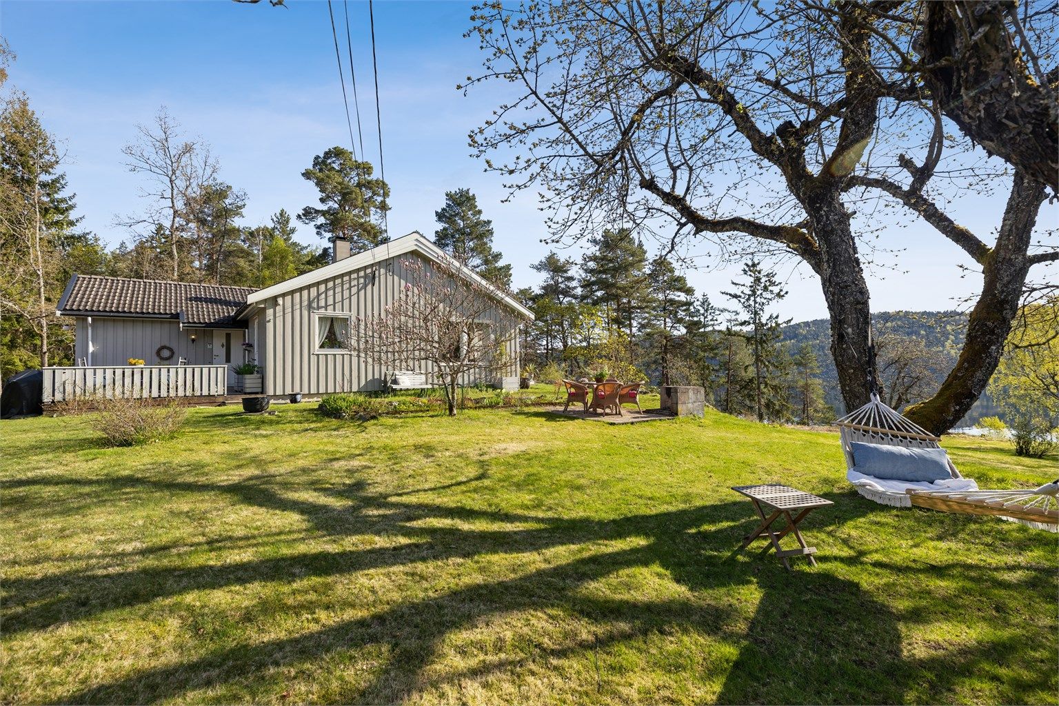 Unikt idyll ved Solbukta! - Idyllisk og sjønær eiendom med tomt på 6,7 mål med egen sjølinje og brygge. 