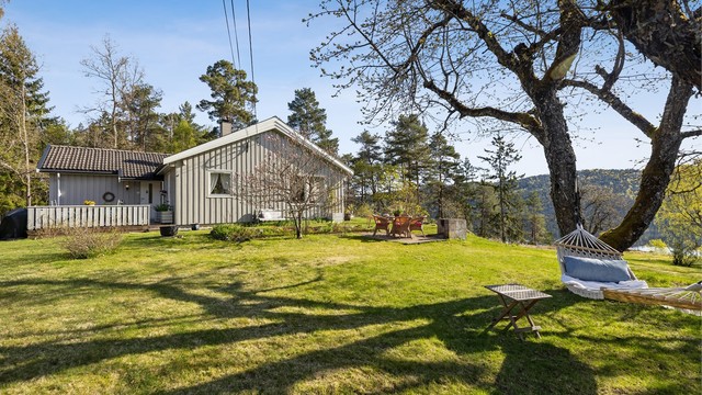 Unikt idyll ved Solbukta! - Idyllisk og sjønær eiendom med tomt på 6,7 mål med egen sjølinje og brygge.