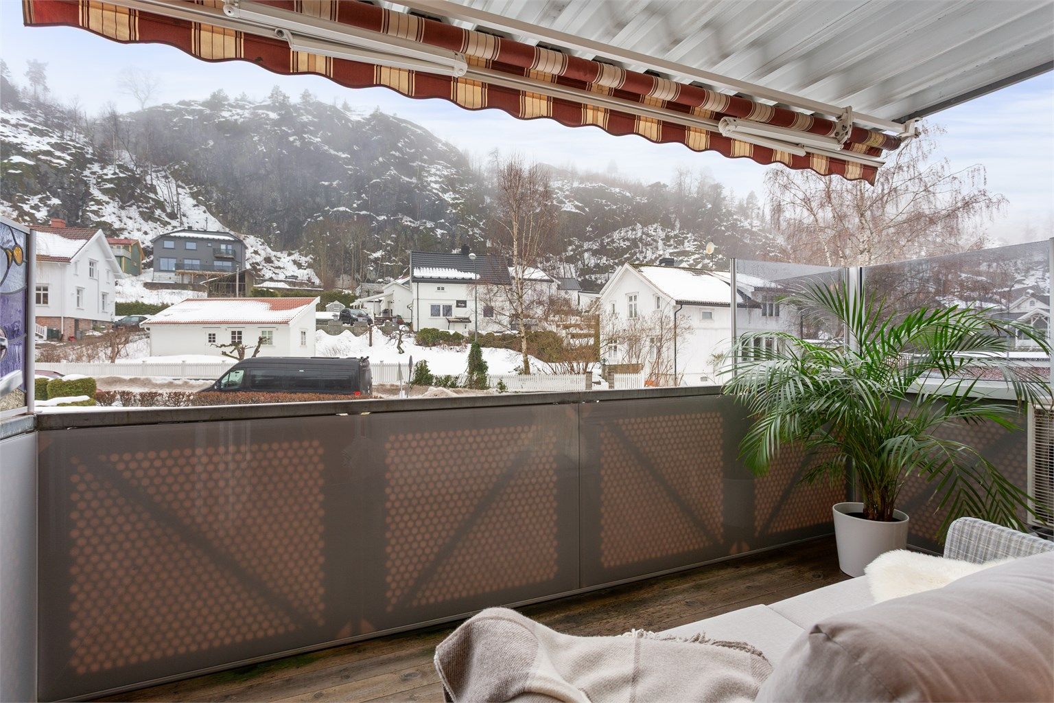 Den overbygde balkongen på 8 m² er sydvestvendt og har plass til en hyggelig sittegruppe.