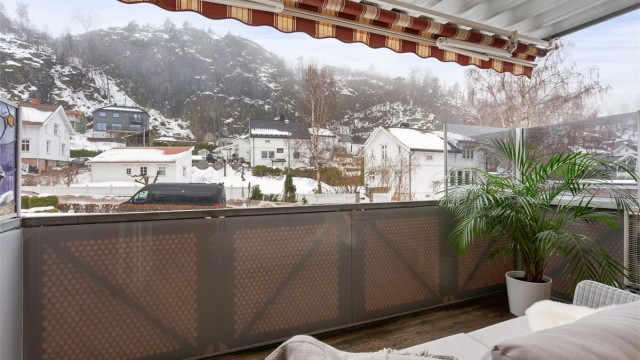 Den overbygde balkongen på 8 m² er sydvestvendt og har plass til en hyggelig sittegruppe.