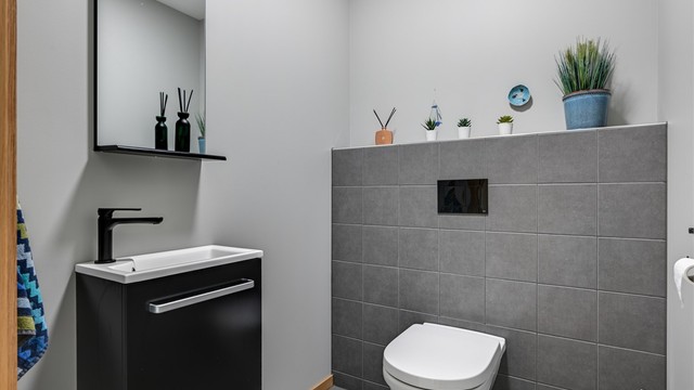 Praktisk toalettrom innredet med servant og toalett.