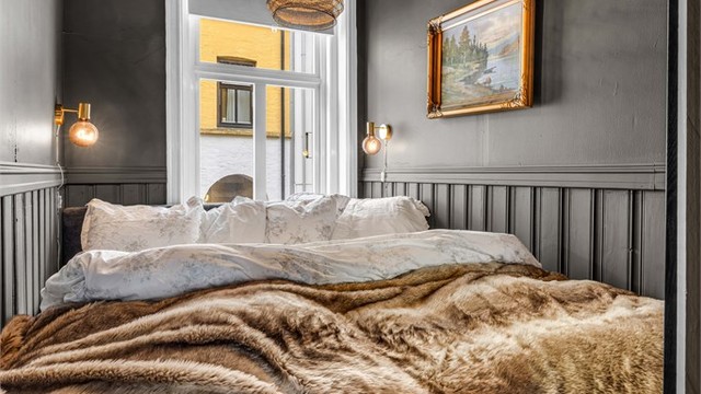 Sengen er opphøyet, for praktisk lagring i skuffer på jul under sengen.