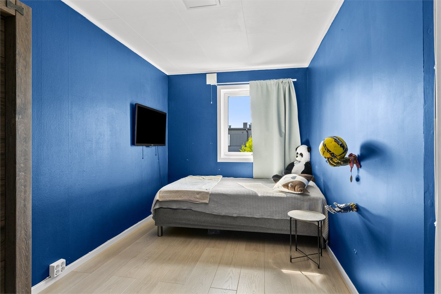 Soverom med plass til seng og oppbevaringsmøbler.