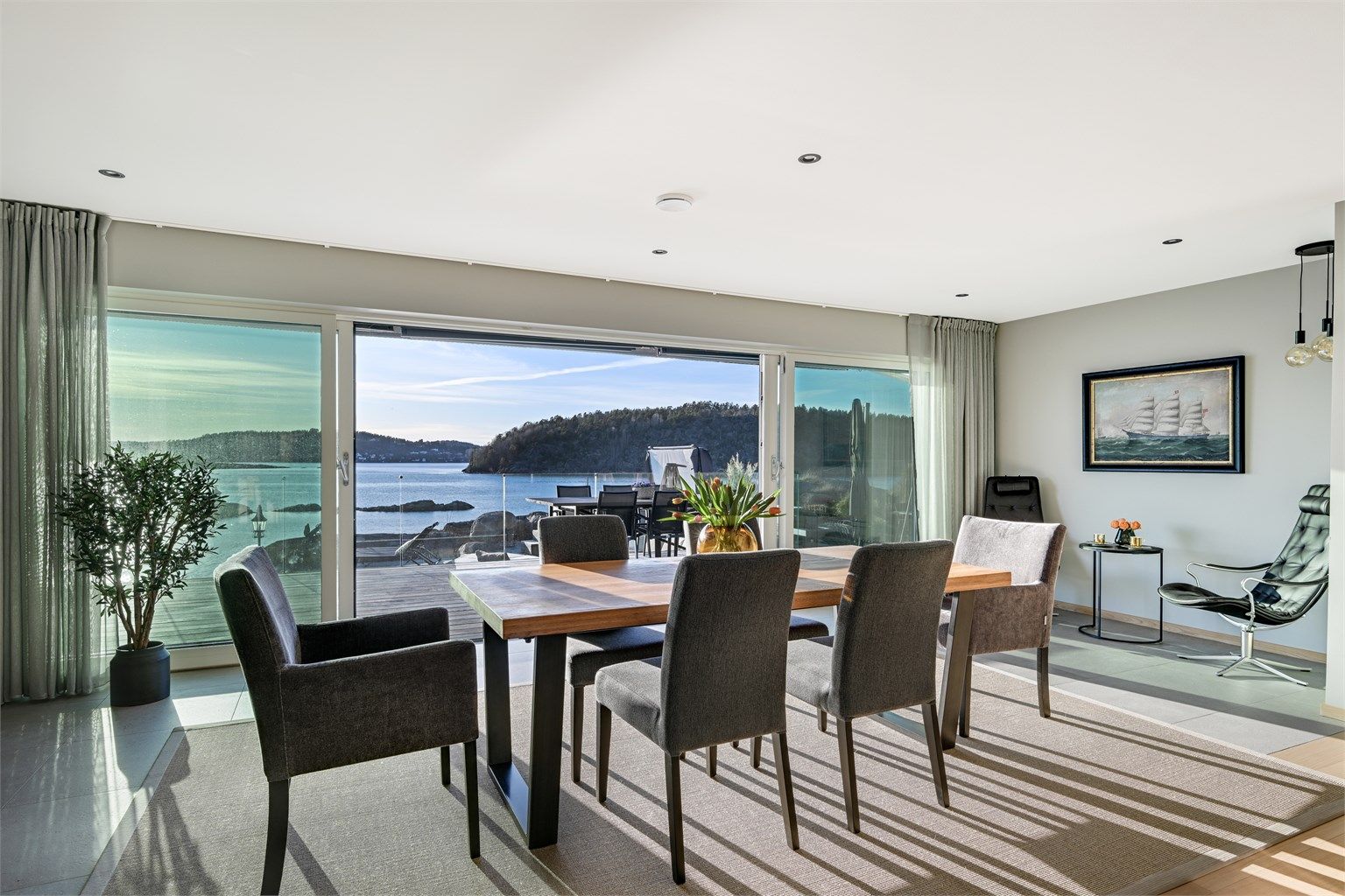 Du blir møtt med en fantastisk sjøutsikt gjennom de store vestvendte vindusflatene. 