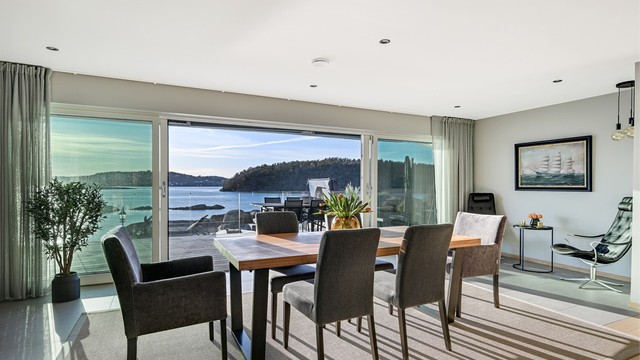 Du blir møtt med en fantastisk sjøutsikt gjennom de store vestvendte vindusflatene.