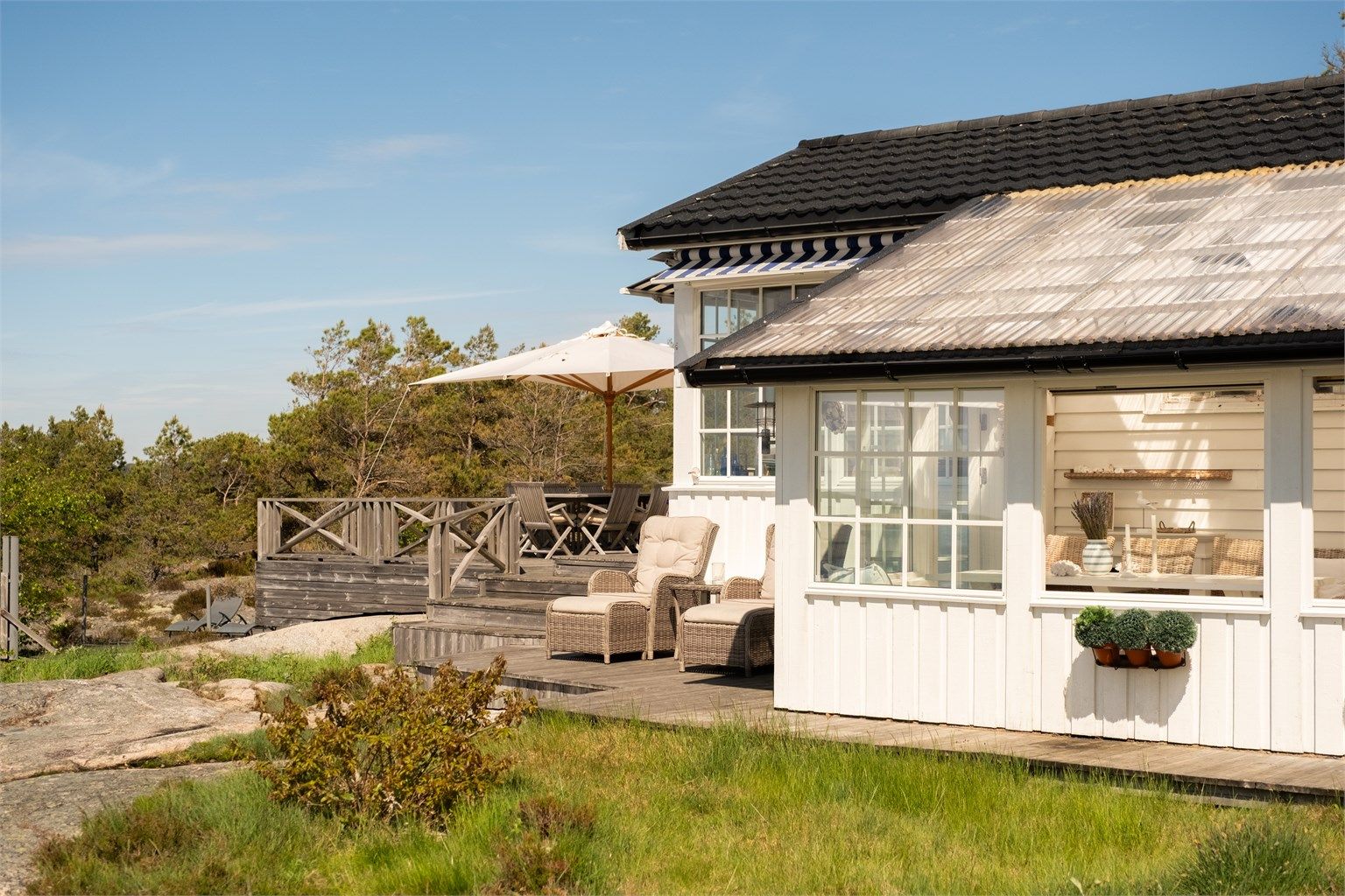 På de sammenhengende terrassene og plattingene er det mulighet for mange soner.