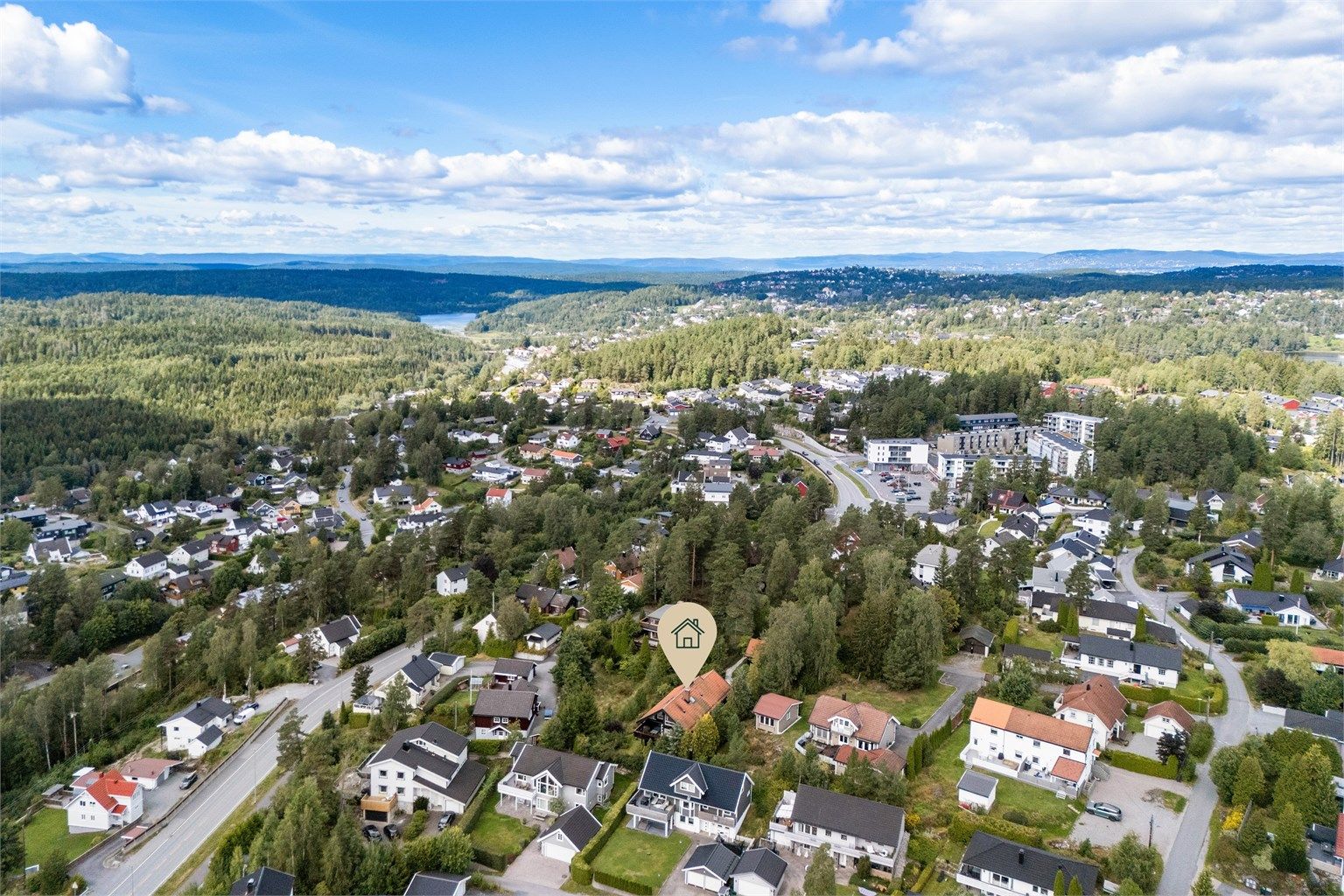 Boligen ligger i et populært og veletablert nabolag med kort vei til det meste