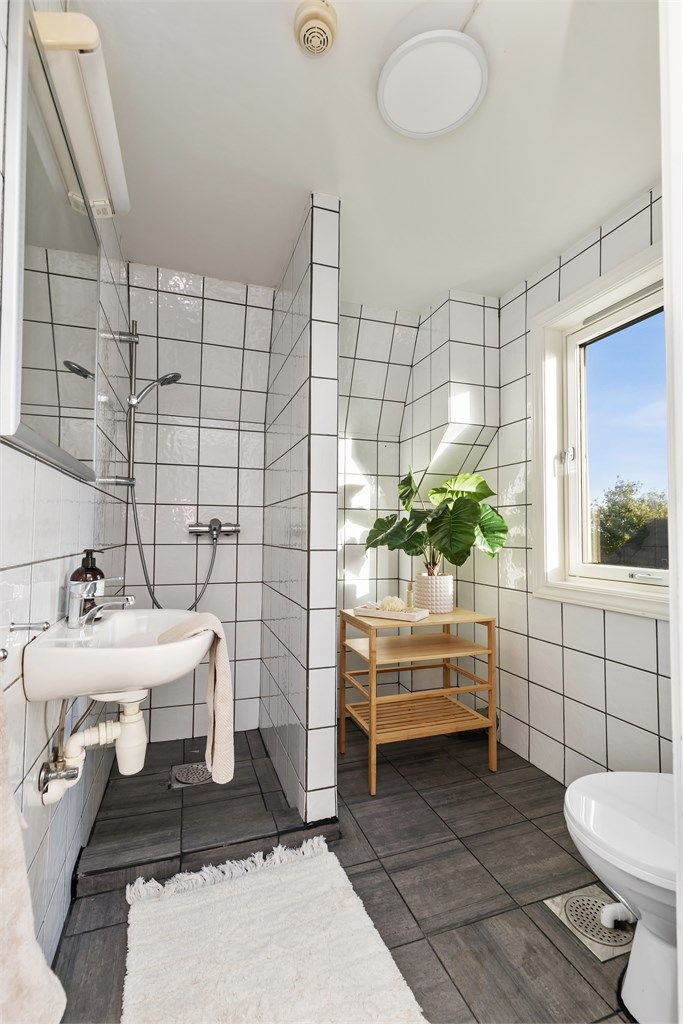 Badet har eget vindu for naturlig dagslys og utlufting.