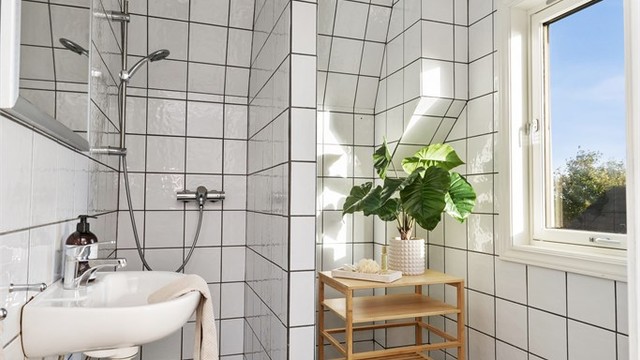 Badet har eget vindu for naturlig dagslys og utlufting.