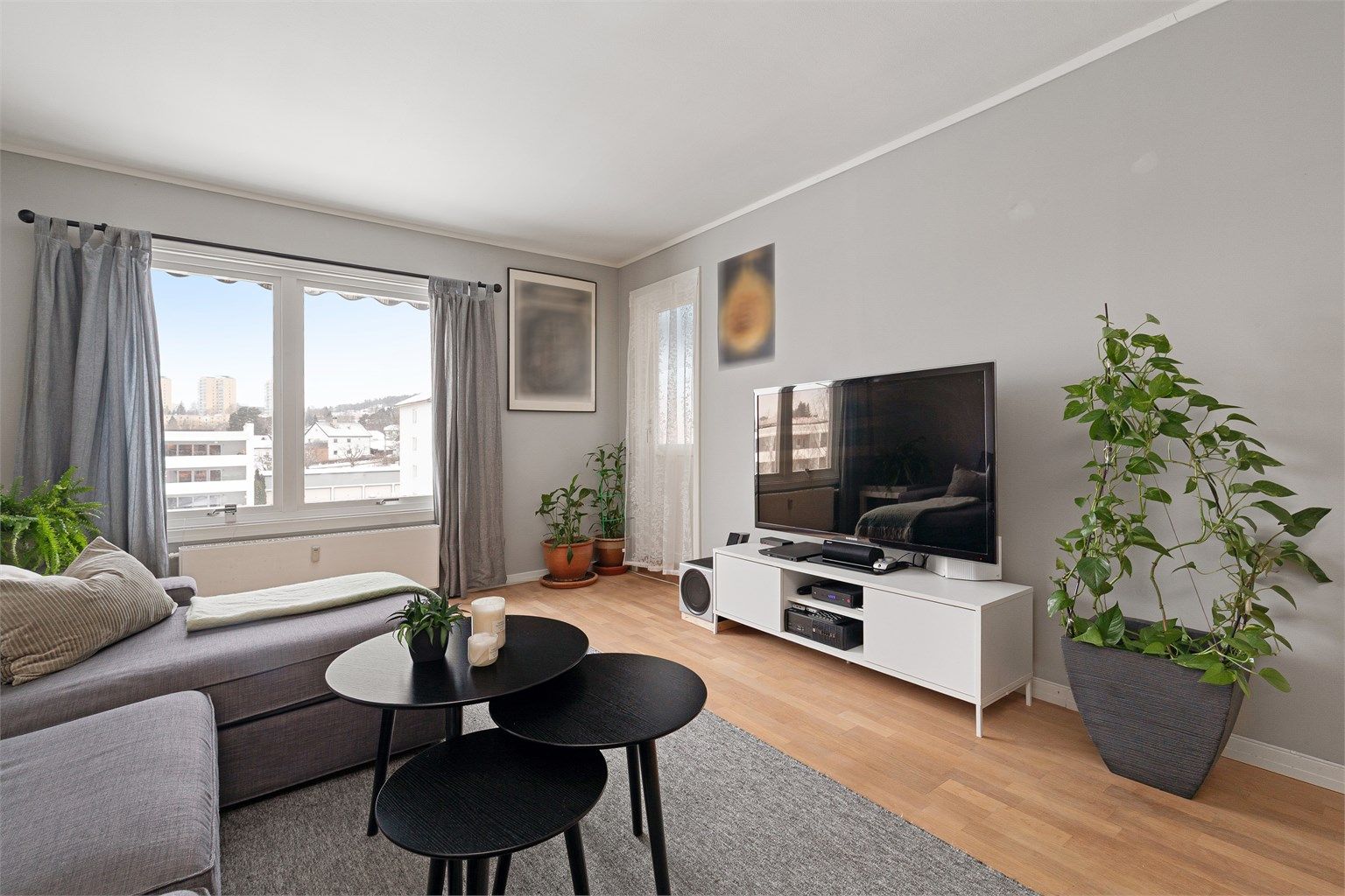 Fra stuen er det utgang til nordvestvendt balkong