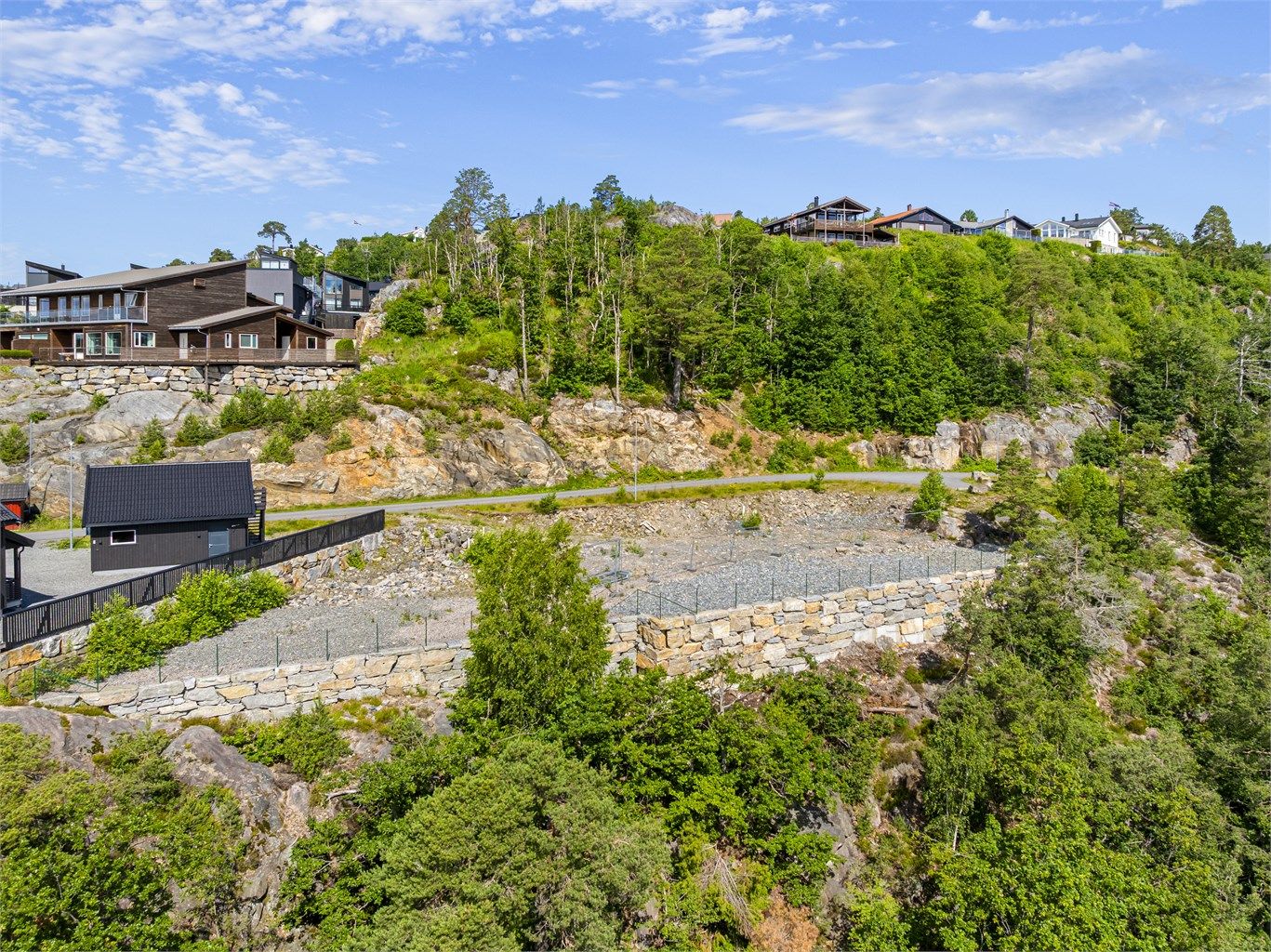 Tangenheia er et etablert og populært boligfelt med et hyggelig miljø og kort vei til både sjø og natur.