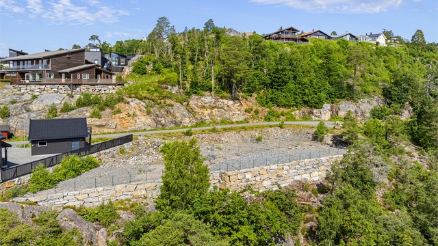 Tangenheia er et etablert og populært boligfelt med et hyggelig miljø og kort vei til både sjø og natur.