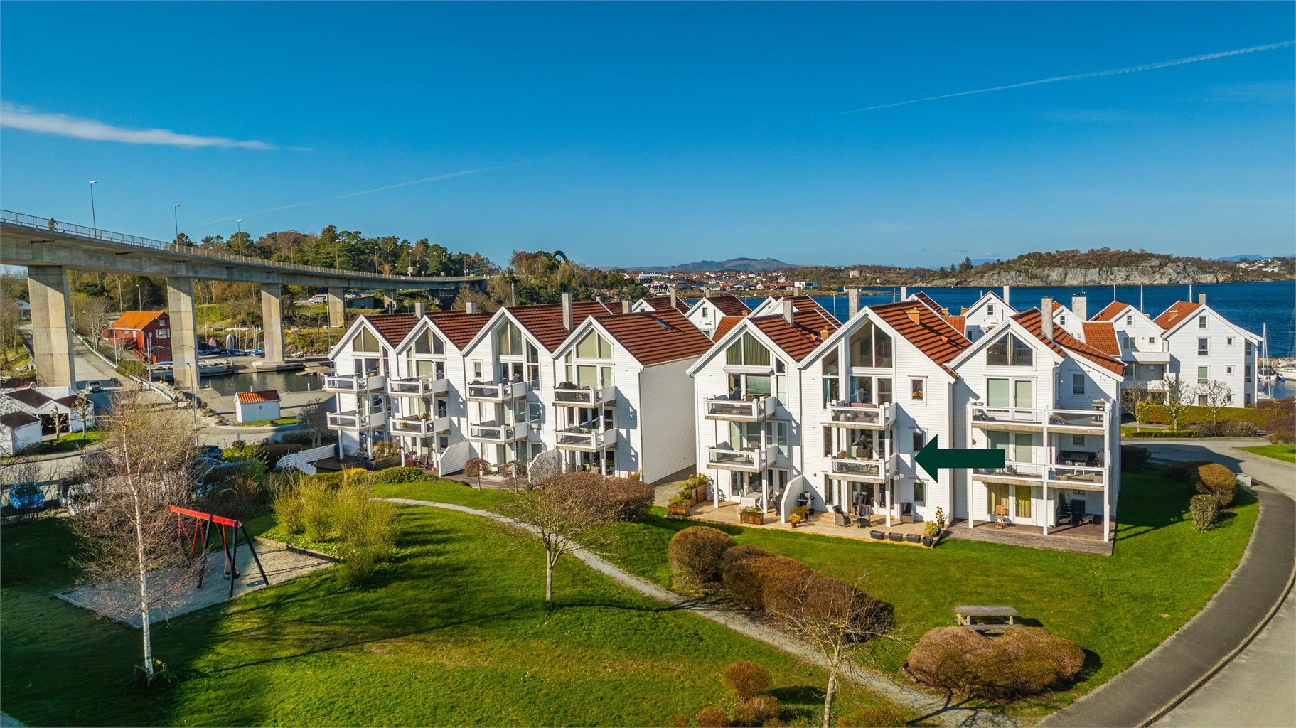 
Fin 3-roms i 2.etg m/ nytt kjøkken og oppusset bad. Båtplass, balkong, parkering i garasje. Heis. Maritime omgivelser. Vender mot grøntareal. 