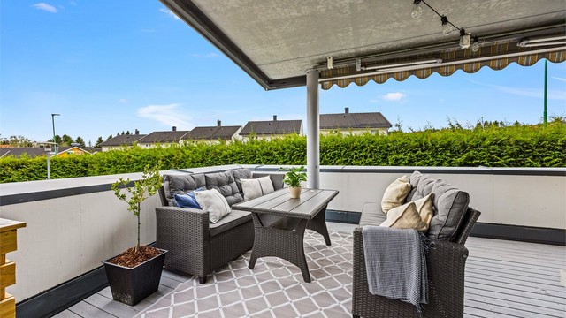 Uteplassen er skjermet mot innsyn med tett hekk i bakkant. Her kan solen nytes til langt på kveld.