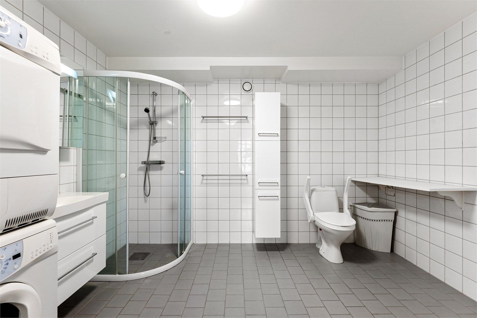 Badet er flislagt på gulv og vegger, med varme i gulv. Himling i malt flate