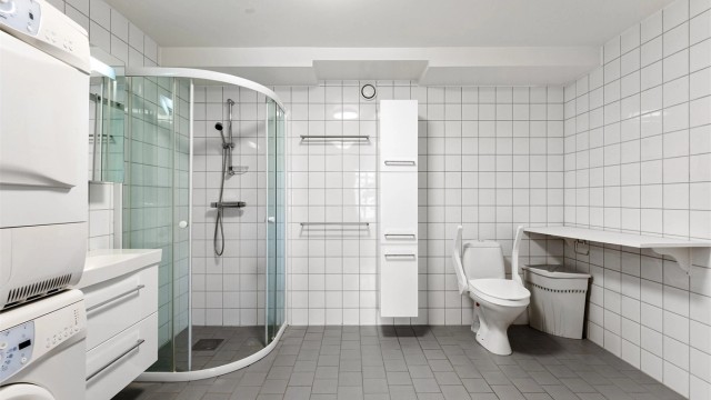 Badet er flislagt på gulv og vegger, med varme i gulv. Himling i malt flate