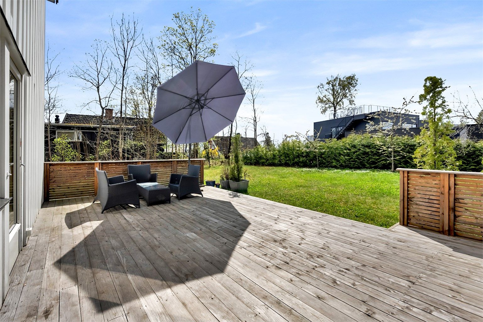 Terrasse på 33 m² med god plass til ønsket utemøblement og gode solforhold