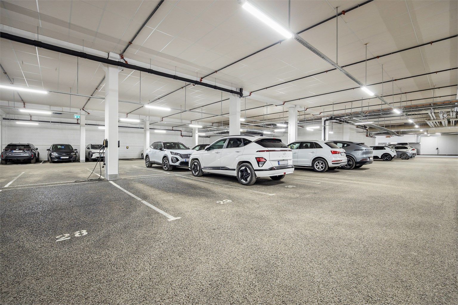 Leiligheten disponerer en parkeringsplass (merket nr. 29) i felles garasjekjeller.