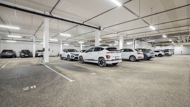 Leiligheten disponerer en parkeringsplass (merket nr. 29) i felles garasjekjeller.
