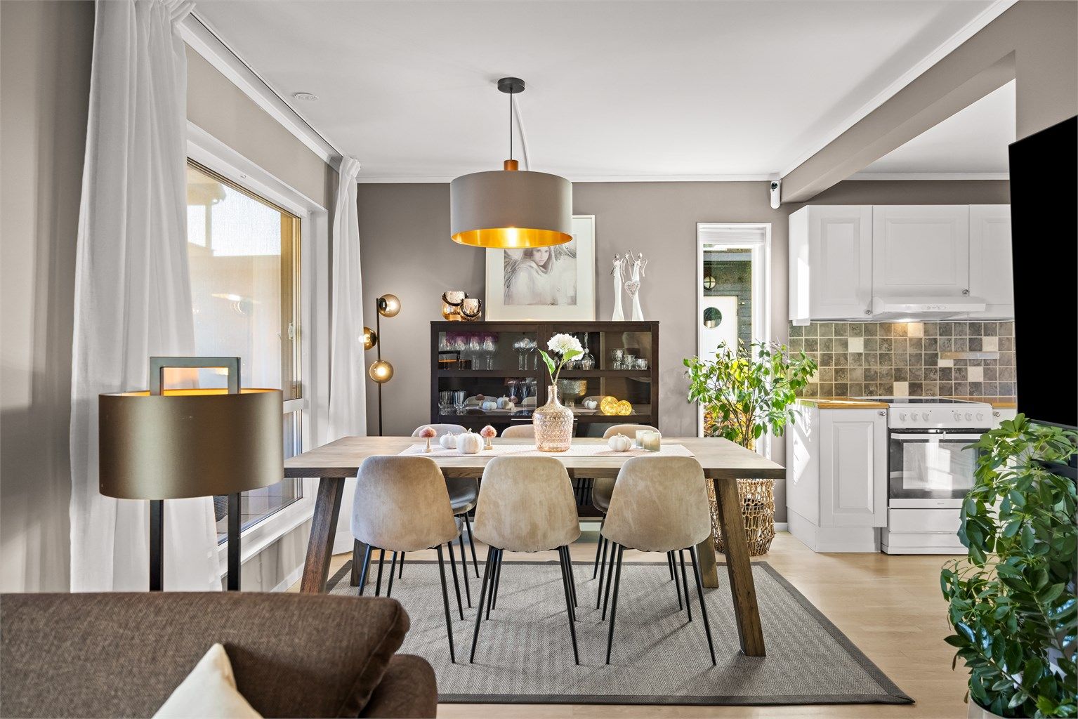 Kjøkkenet og spisestuen henger sammen i en åpen og funksjonell løsning.