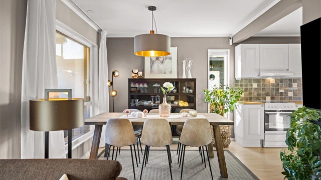 Kjøkkenet og spisestuen henger sammen i en åpen og funksjonell løsning.