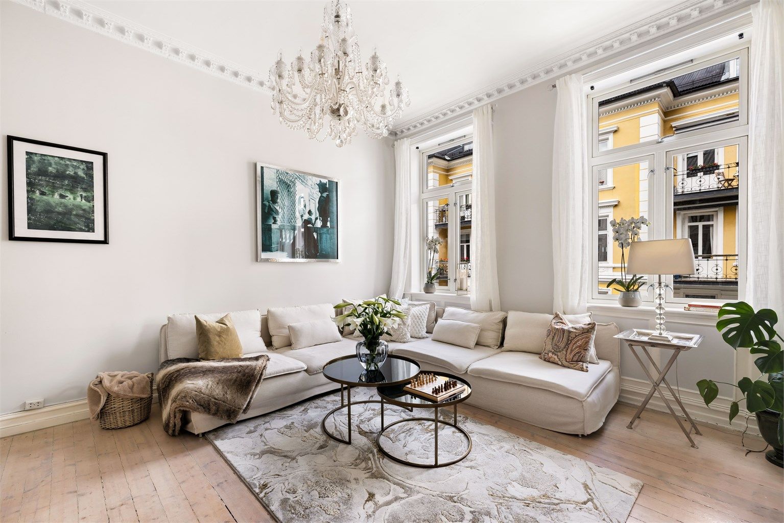  Leiligheten har generøs takhøyde og store vindusflater som sikrer rikelig med naturlig lys, i kombinasjon med herskapelig stukkatur i himling gir dette leiligheten et elegant preg. 