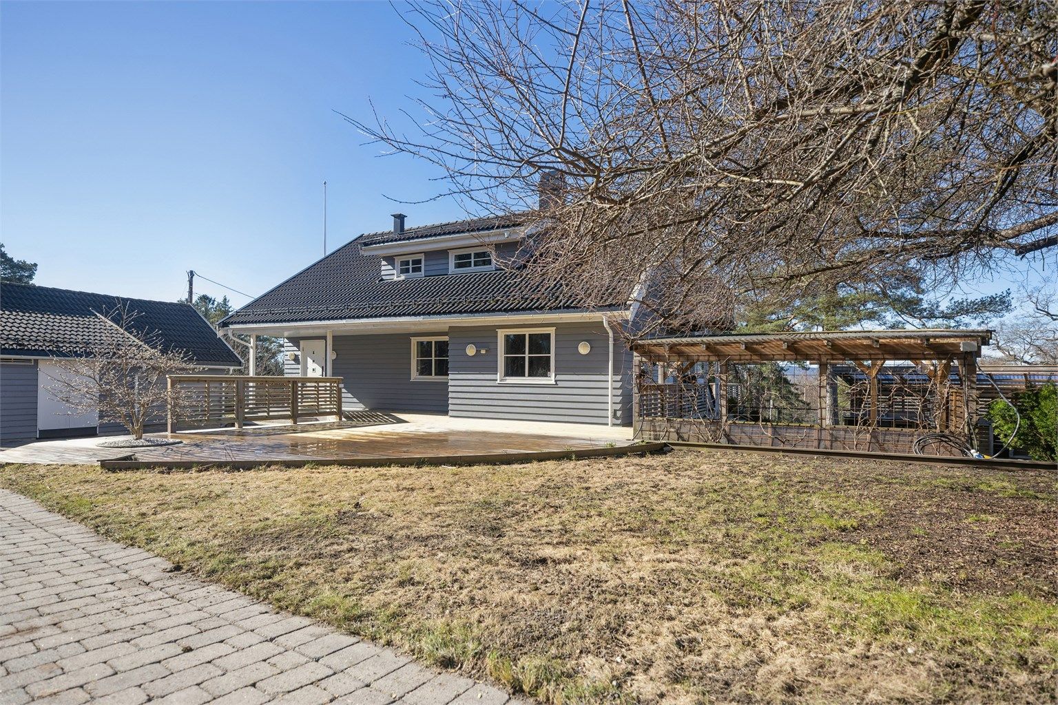 Her treffer morgensolen med sine første stråler, og det er flott sted å nyte frokosten eller bare å ta en kaffekopp ute i solen.