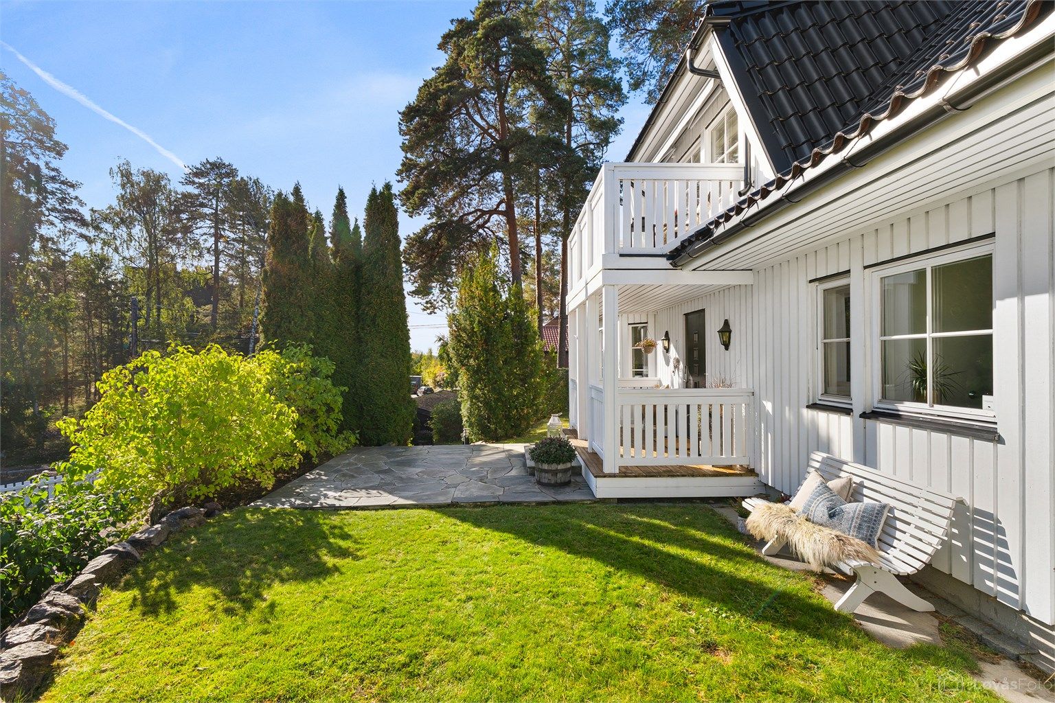 Skiferplatting utenfor inngangspartiet
