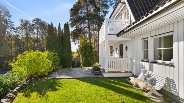 Skiferplatting utenfor inngangspartiet