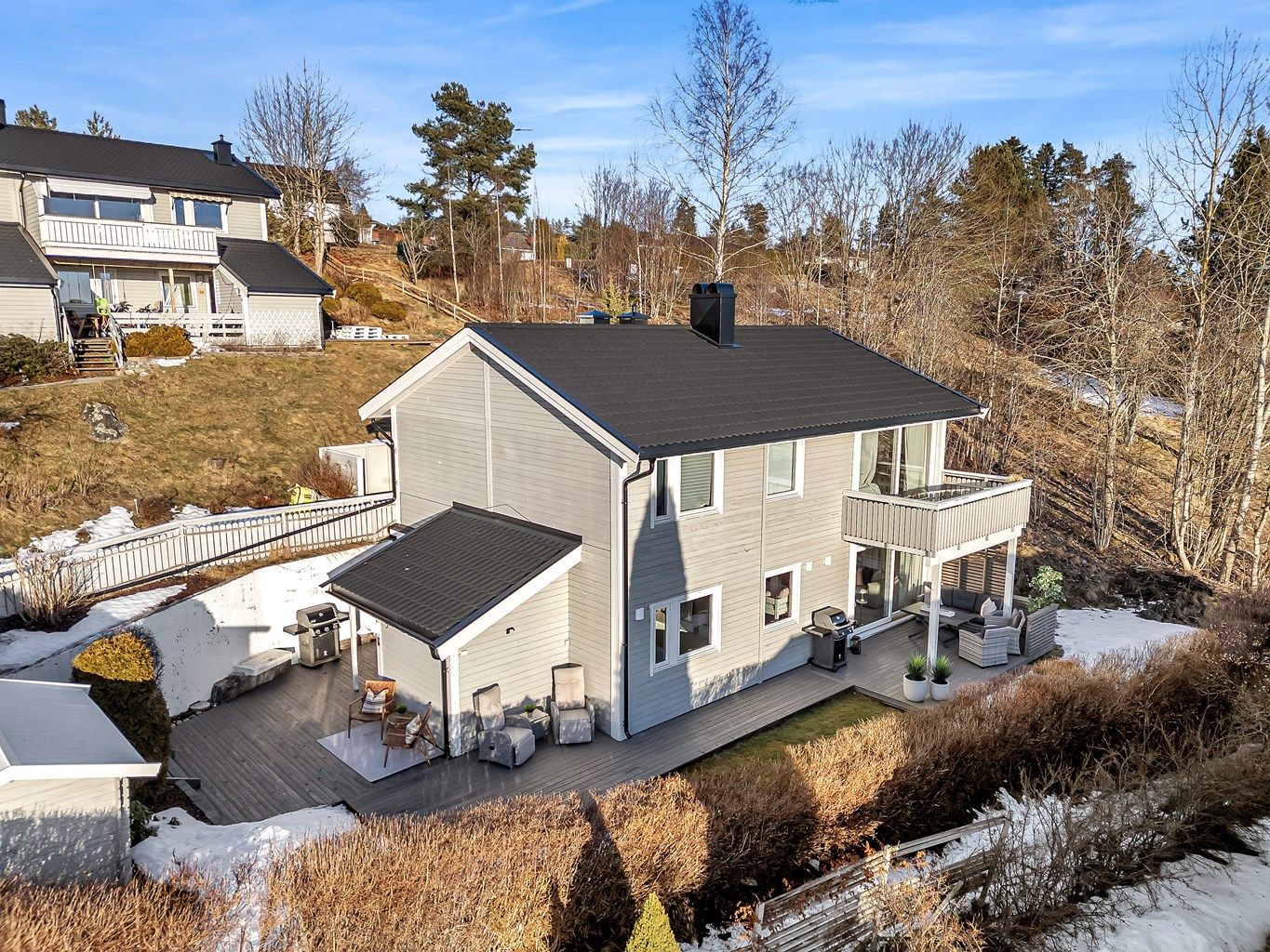 Velkommen til Nordlia 9! Første etasje i halvpart tomannsbolig, med skjermet og privat hage. 