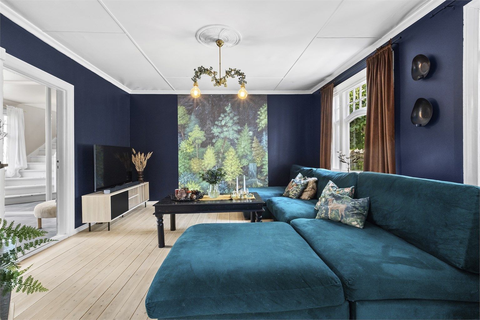 Boligen har profilerte innerdører og naturlig ventilasjon gjennom vinduer og ventiler. Det er også bevart flere flotte bygnings detaljer, slik som takrosetter og listverk. 
