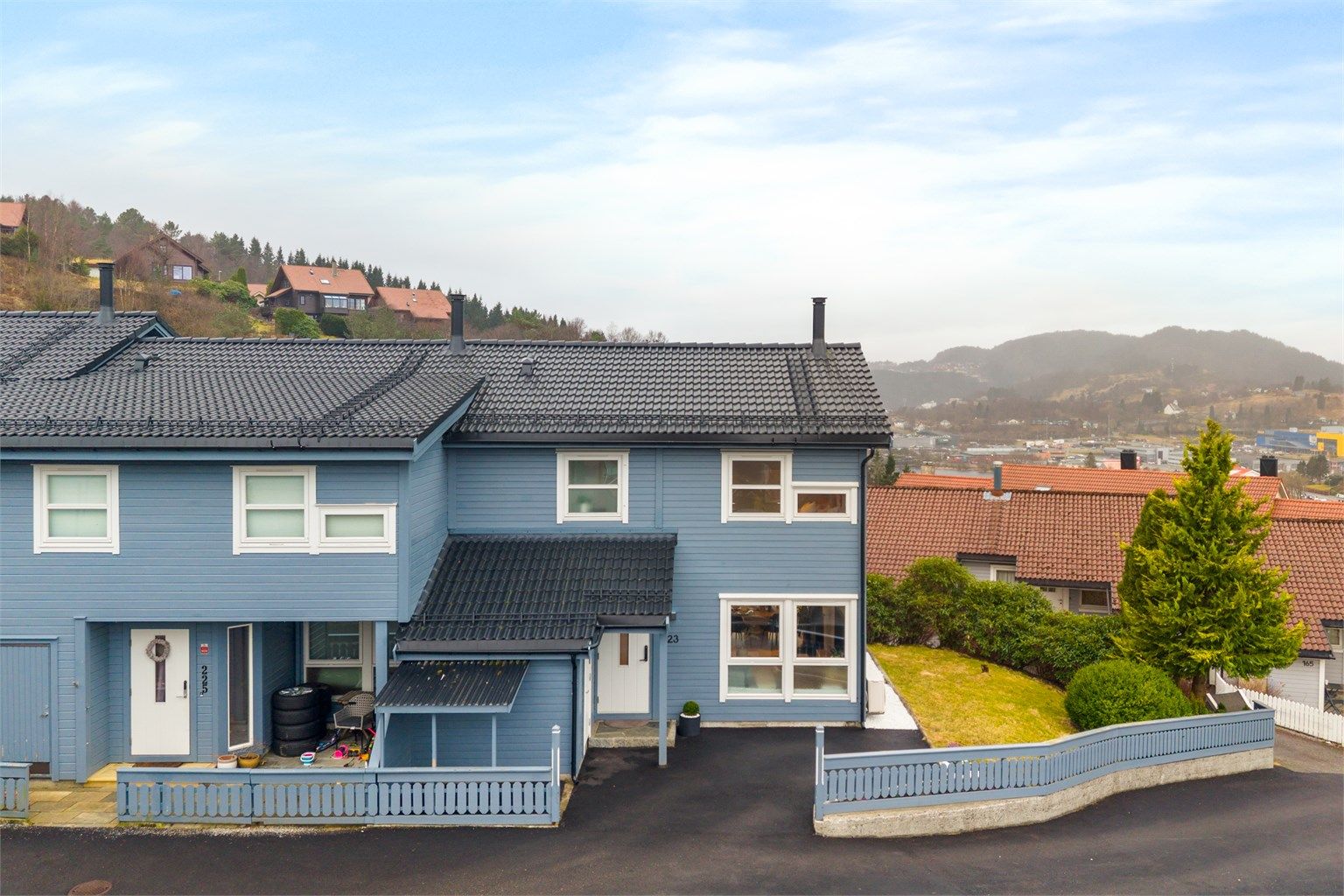 Et innholdsrikt og moderne enderekkehus med kort avstand til barnehage, skoler, fritidsaktiviteter, kjøpesenter og diverse servicetilbud. (Foto: Stian Inderhaug)