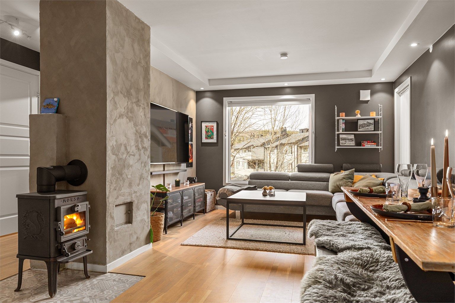 Peisovnen er godt plassert i leiligheten og bidrar til en varm og koselig atmosfære.