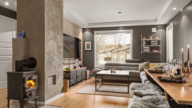 Peisovnen er godt plassert i leiligheten og bidrar til en varm og koselig atmosfære.