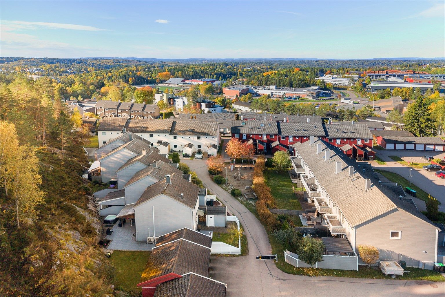Bøleråsen byr på et etablert nabolag med kort vei til skoler, barnehager og marka.