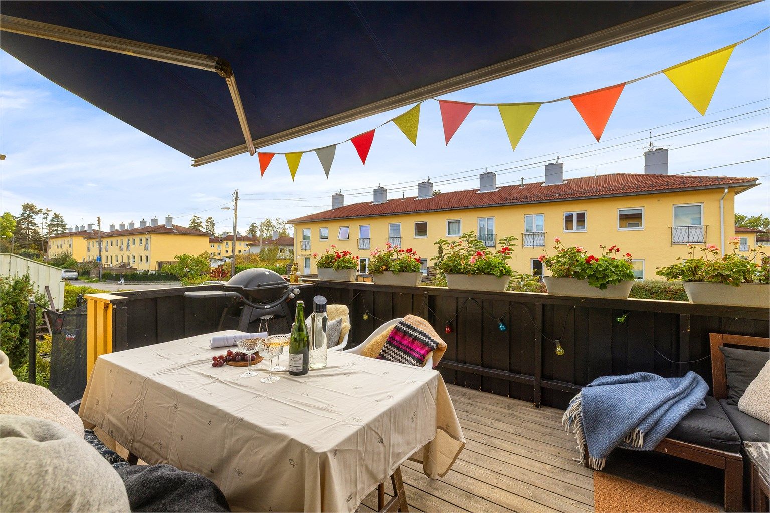 Det er montert markise på terrassen som både hjelper på varme dager og ved et sjeldent tilfelle av sommerregn