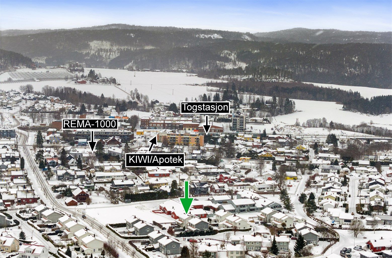 Fra boligen er det kort gangavstand til alt fra matbutikker, skoler og barnehager, til tog/buss og marka med flotte ski/turmuligheter