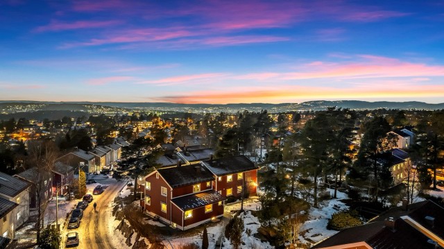 Velkommen til 5-roms over 2 plan i firemannsbolig i Eftasåsen 18!