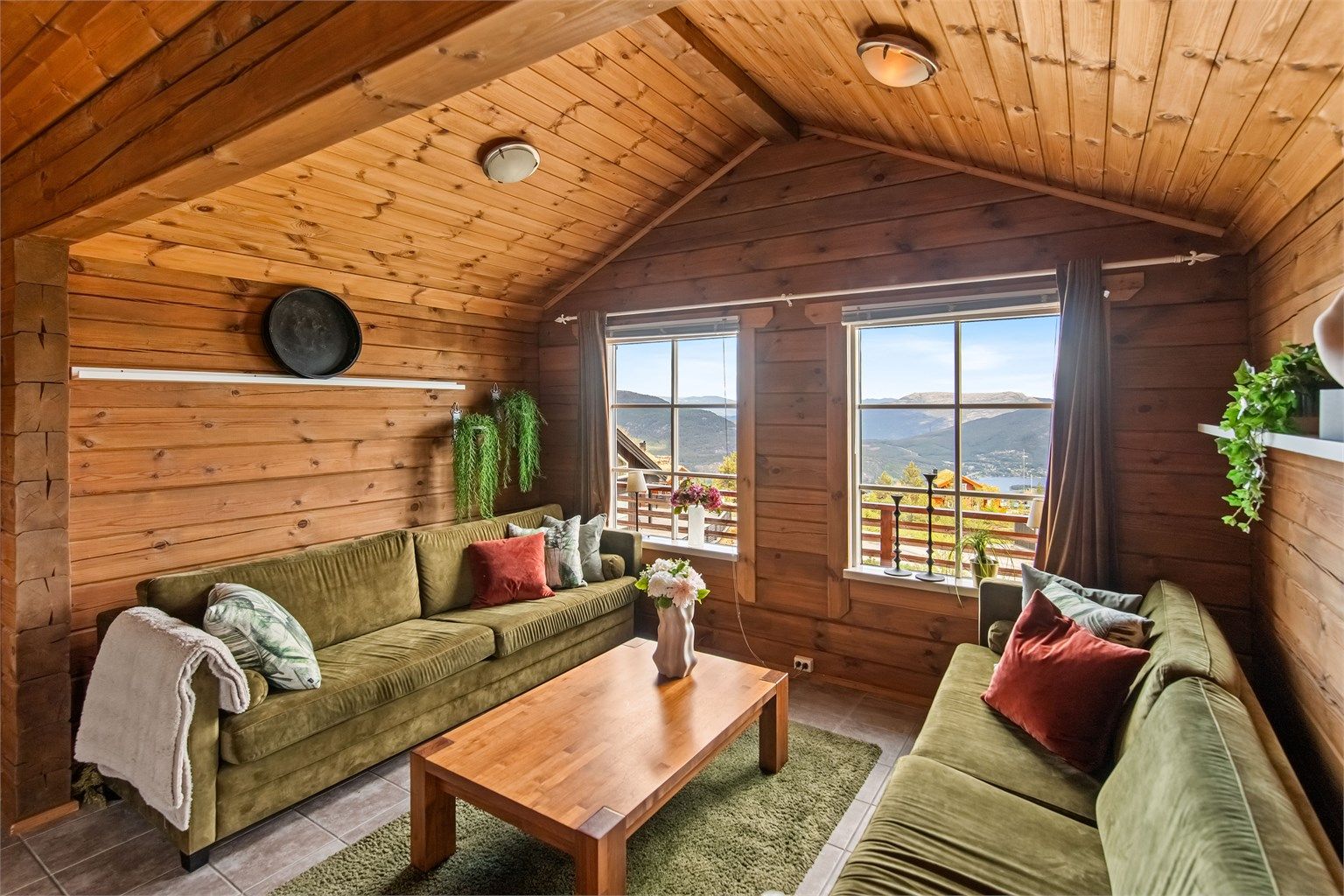 Stuen har god plass til både kjøkkenbord og sofaer, slik som her