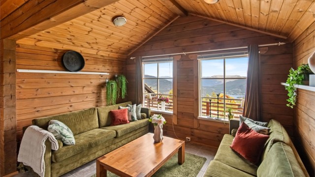 Stuen har god plass til både kjøkkenbord og sofaer, slik som her